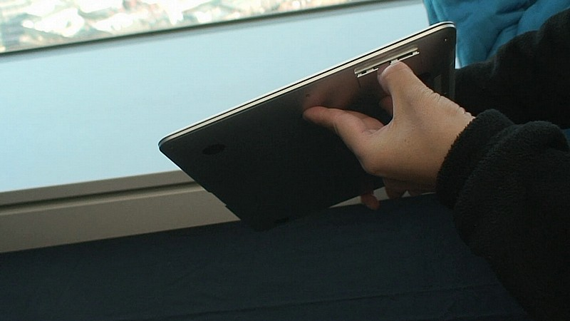 Illustration for article titled MacBook Air Unboxed, Compared to Sony VAIO
